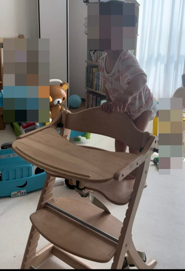 야마토야 뉴스쿠스쿠 식탁의자에 올라가는 아기 모습
